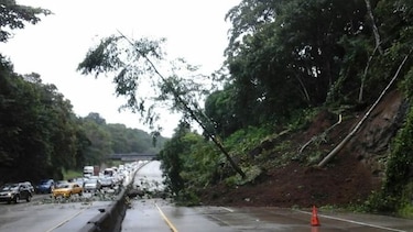 Tramo del corredor Norte, afectado por deslizamiento de tierra