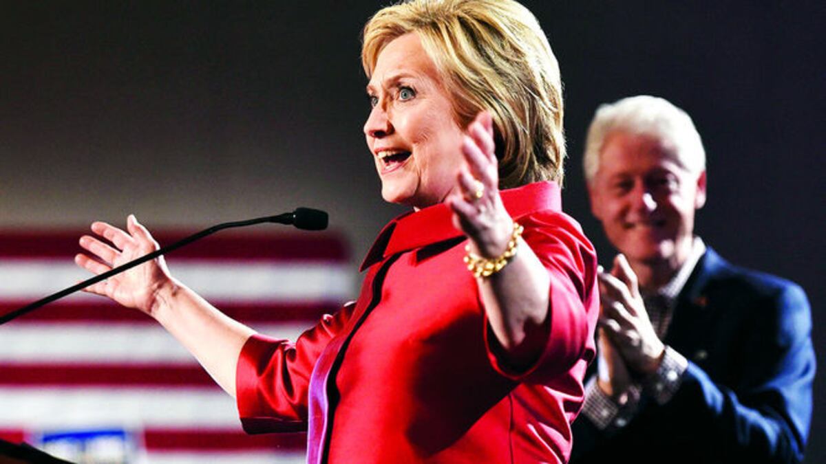 La candidata demócrata Hillary Clinton se dirige a sus simpatizantes acompañada de su esposo, el expresidente Bill Clinton, después de conocerse los resultados.