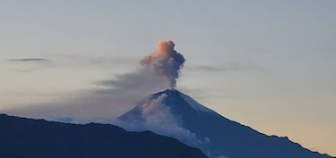 Ceniza volcánica afecta a seis provincias y obliga a cierre de un aeropuerto en Ecuador