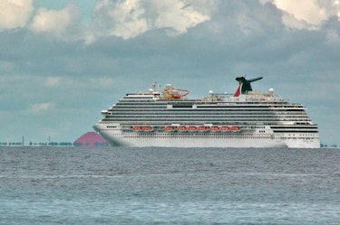 Atraca en EU el crucero con pasajera aislada por sospecha de ébola