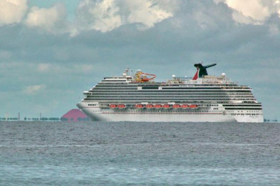 Atraca en EU el crucero con pasajera aislada por sospecha de ébola