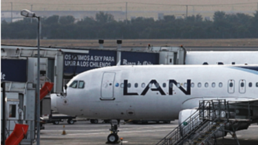Latam tercerizará servicios y hará despidos