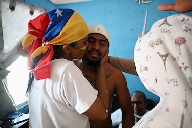 La brutalidad en la megacárcel de Bukele que denuncian 8 de los venezolanos deportados por Estados Unidos: ‘bienvenidos al cementerio de hombres vivos’