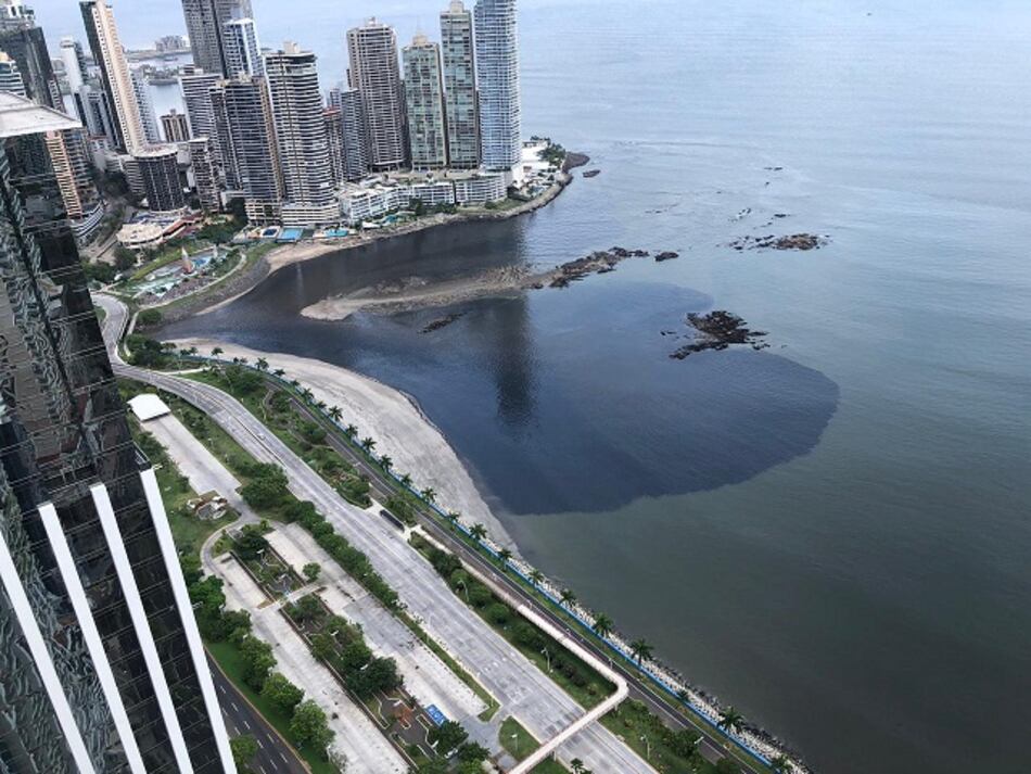 Miambiente investigará qué causó ‘mancha’ en la bahía de Panamá