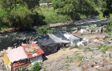 Migrantes se instalan de forma irregular en el río Coatán, en sur de México