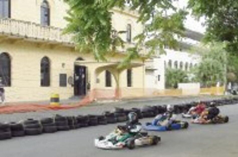 Fistonich domina carrera de ‘karting’ en David