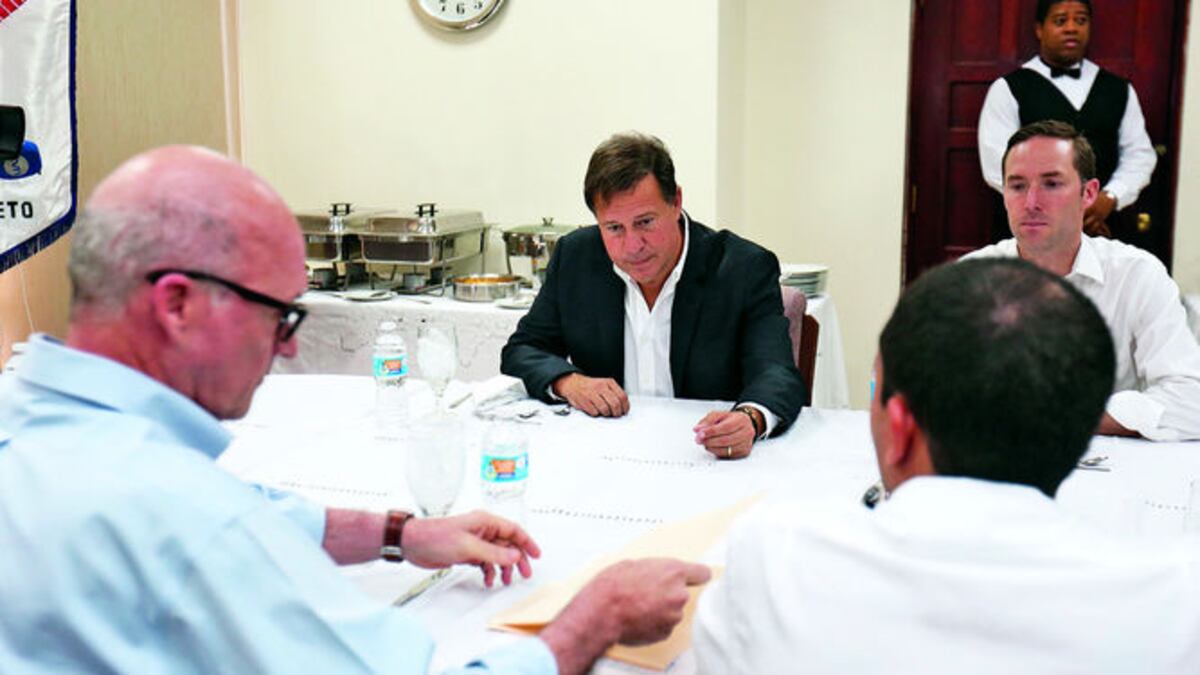 De frente: el presidente de la República, Juan Carlos Varela, y el ministro de Comercio e Industrias, Augusto Arosemena. De espaldas: el gerente de la ZLC, Surse Pierpoint, y el diputado pa