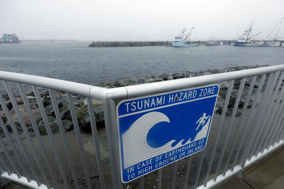 El tsunami alcanza la costa de California mientras se desactiva la alerta en Hawái