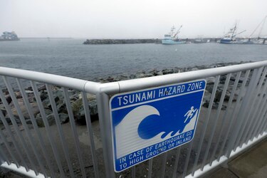El tsunami alcanza la costa de California mientras se desactiva la alerta en Hawái