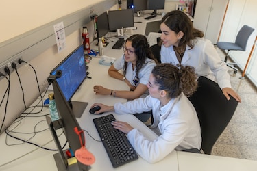 La panameña que aprende en España a tratar el cáncer con mayor precisión