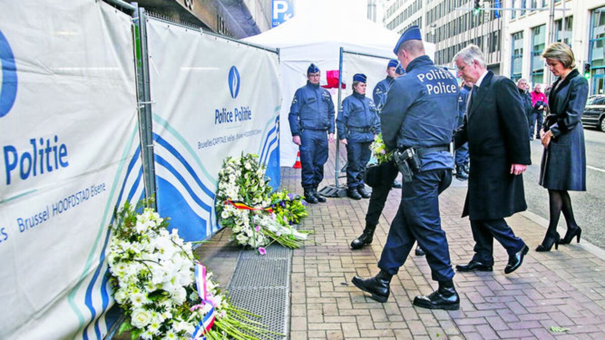 El rey Felipe de Bélgica y la reina Matilda, dejan una ofrenda floral en recuerdo de las víctimas de los atentados del martes en la estación de metro de Maelbeek.