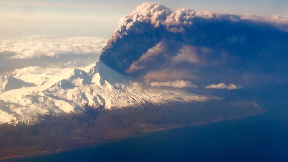Cancelan vuelos por nube de ceniza de volcán en Alaska
