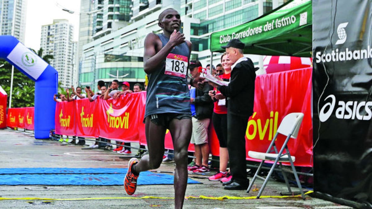 El fondista keniano Simon Kariuki había ganado en 2013 con registro de 2:18.04 durante su primera participación.