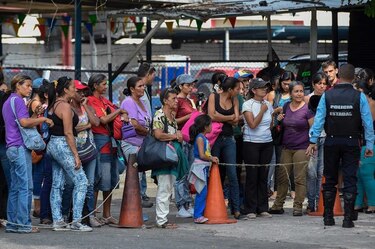 Cólera y dolor tras muerte de 68 personas durante motín en calabozos de Venezuela