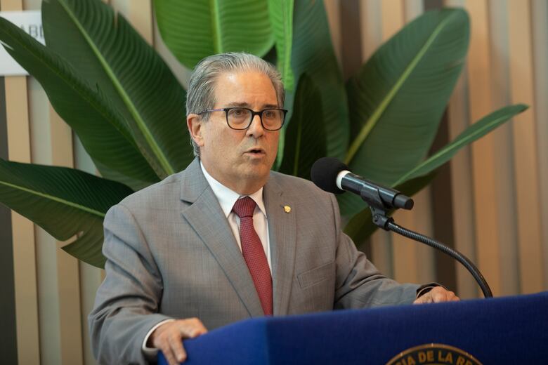 Ministro de Salud asegura que seguirá la atención médica pese al paro y dijo ‘el que no trabaja no cobra’