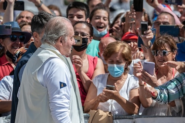 Juan Carlos I realiza su primera aparición pública en España