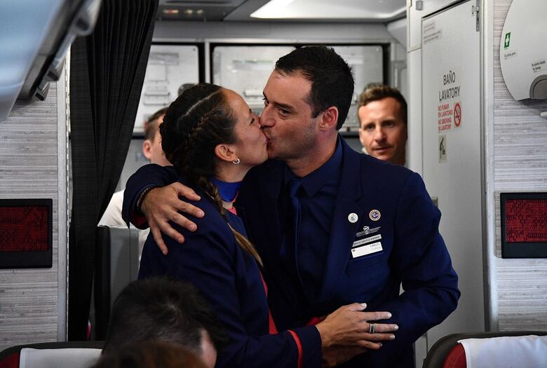 Francisco celebra el primer matrimonio a bordo del avión papal