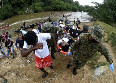 Costa Rica y Panamá piden ayuda urgente para enfrentar la crisis migratoria