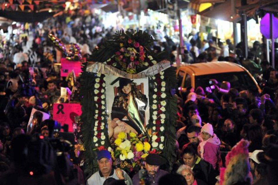 Recuerdan a Jenni Rivera en Chicago con misa, canciones y ofrenda de rosas