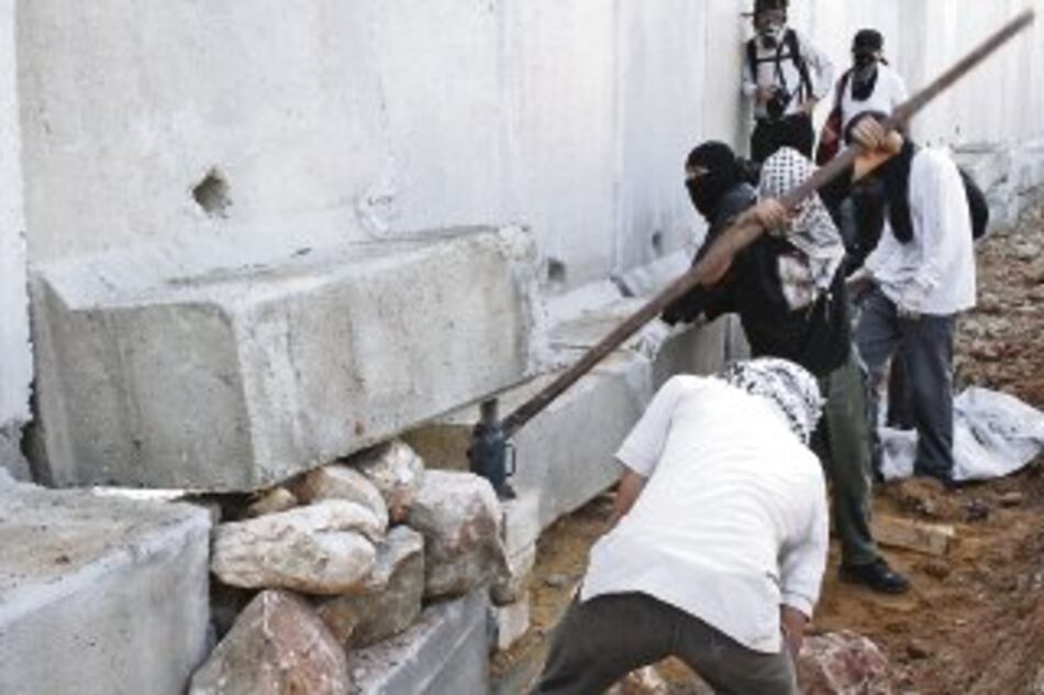 Palestinos van por el muro de Cisjordania