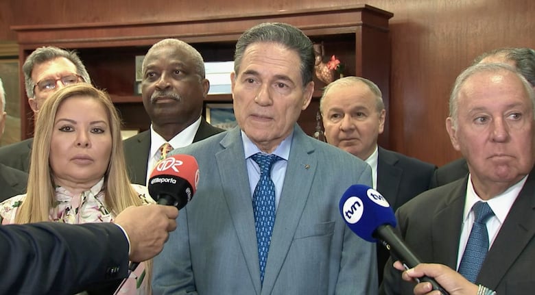 Administrador del Canal gana $26,666 al mes, por mandato de la junta directiva