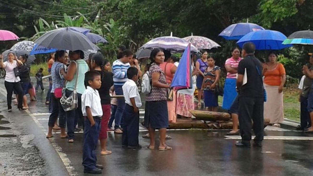 Padres de familia cierran carretera en Bocas del Toro