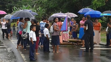 Padres de familia cierran carretera en Bocas del Toro