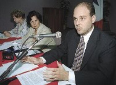 Piden alejar política de galardones