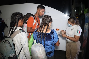 Cientos de migrantes se entregan a la autoridad en la frontera sur de México
