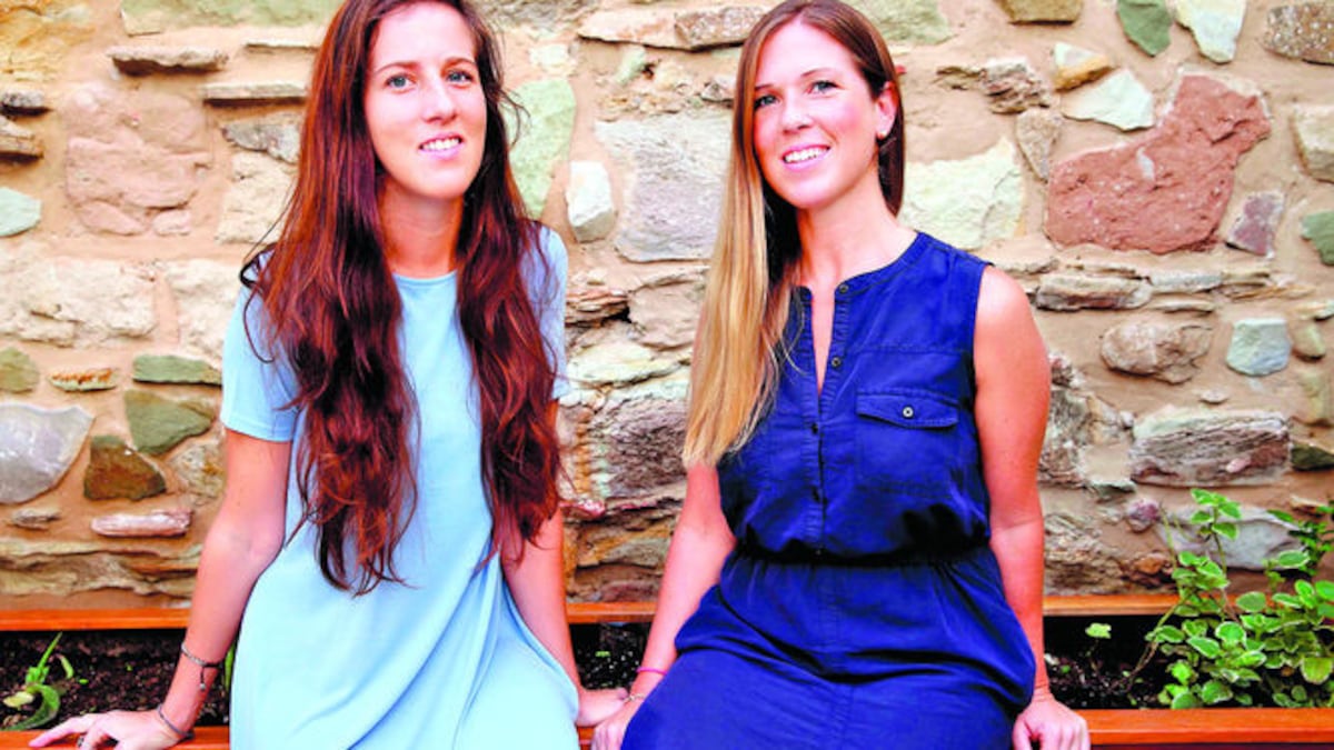 Brittany (Izq.) y Emma (Der.) son las propietarias del restaurante y jardín Mahalo en el Casco Antiguo.