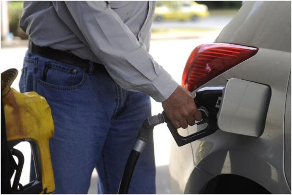 Proponen anteproyecto para fijar colores en etiquetas de expendio de combustible