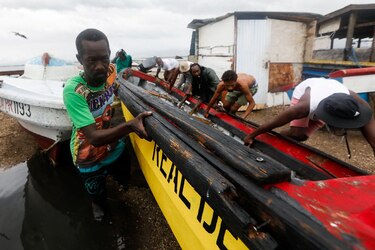 El huracán Melissa de categoría 5 amenaza Jamaica en su avance por el Caribe