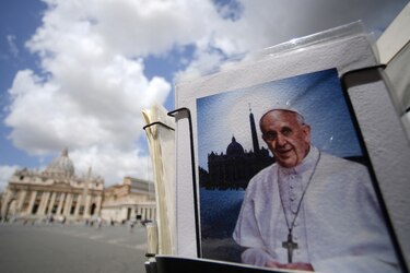 El papa Francisco salió del hospital tras su operación de colon