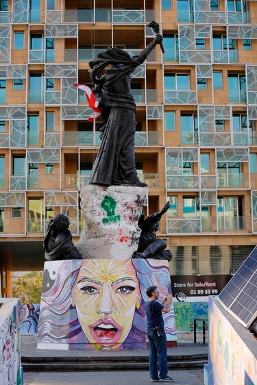 Los coloridos y variados grafitis de la rebelión en Beirut