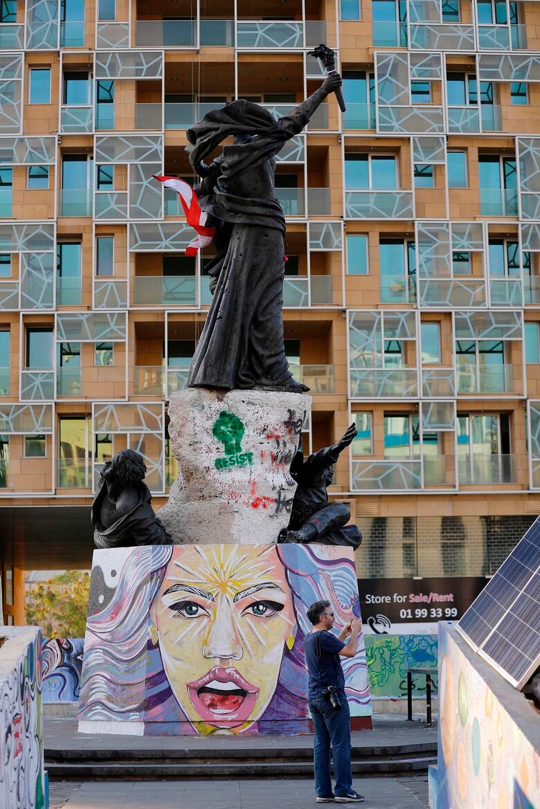 Los coloridos y variados grafitis de la rebelión en Beirut