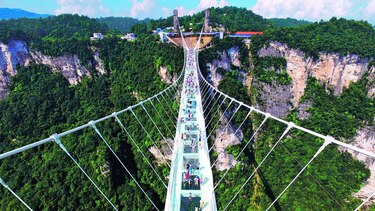 Puente de vidrio en las alturas
