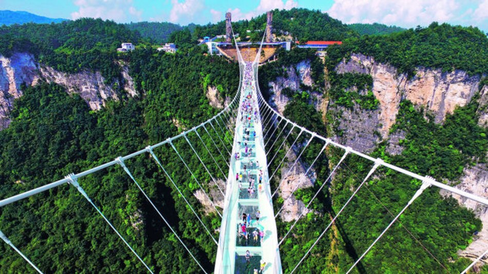 Puente de vidrio en las alturas