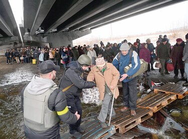 Evacúan ciudades; más militares van hacia Kiev