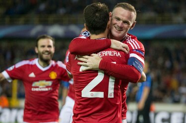 United y Leverkusen golean y pasan a fase de grupos de la Champions