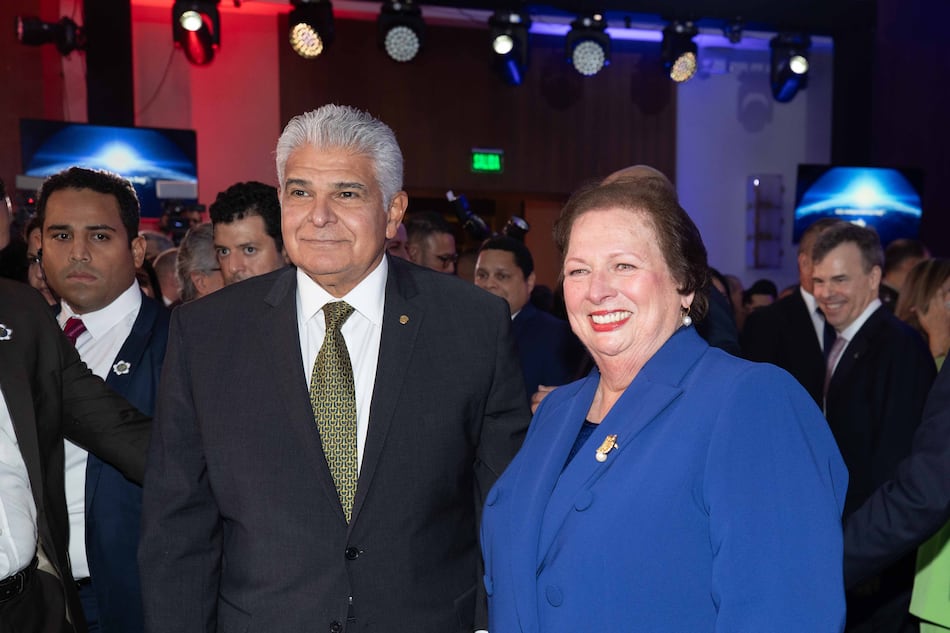 ¿Quiénes asistieron a la fiesta de la embajada de Estados Unidos?