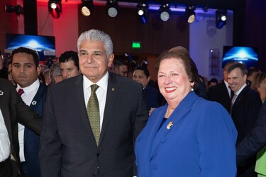 ¿Quiénes asistieron a la fiesta de la embajada de Estados Unidos?