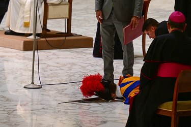 Un guardia suizo se desmaya en plena audiencia del papa Francisco