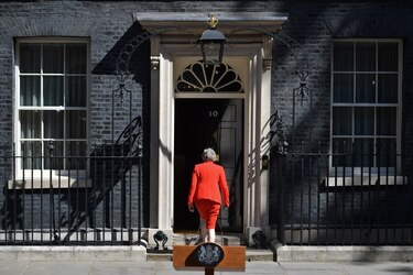 Theresa May anuncia su dimisión, derrotada por un brexit imposible