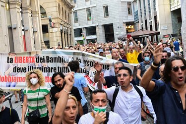 Decenas de miles se manifiestan contra restricciones sanitarias en Europa y Australia