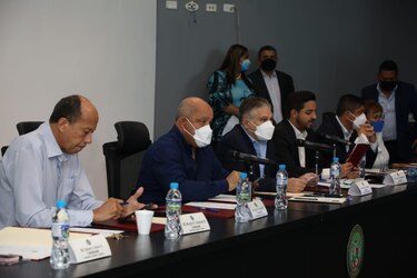 Citan a ministro Alexander para que explique si aplicarán medidas para mitigar los efectos del alza del precio del combustible