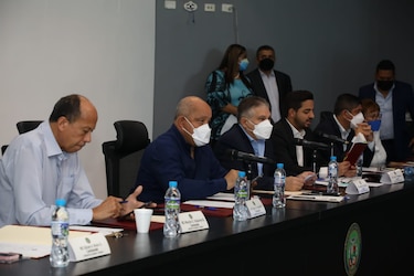 Citan a ministro Alexander para que explique si aplicarán medidas para mitigar los efectos del alza del precio del combustible