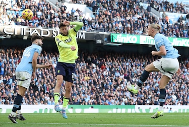 Haaland mete presión al Liverpool y hace ganar a su equipo por la mínima diferencia