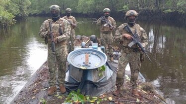 El ejército de Ecuador incauta un ‘narcosubmarino’ de 35 metros de largo cargado de combustible