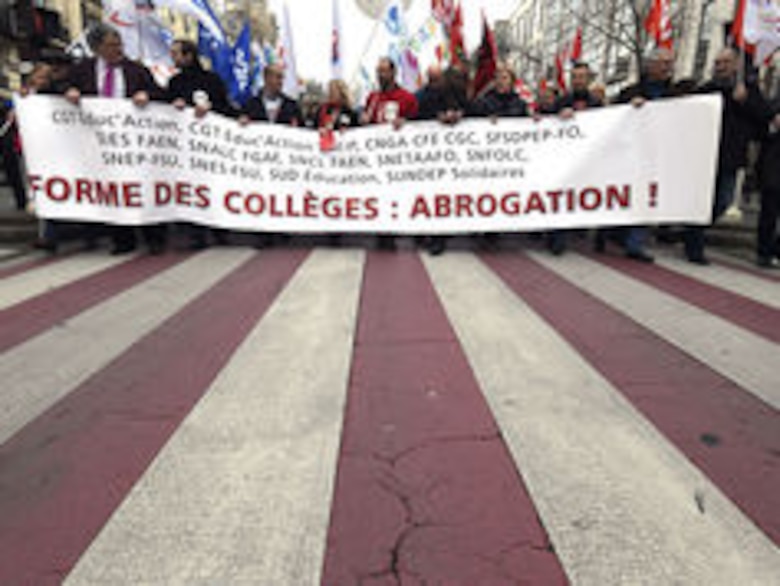 Francia: Escuelas, taxis y controladores aéreos, en huelga