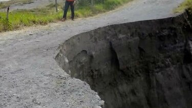 Fuerte aguacero causa el hundimiento de vía en Cerro Punta